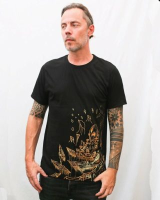 Meditating Alien Glittering Gold Men's T-shirt.