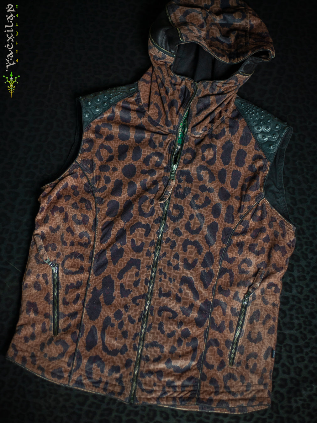 Alternative view of Sleeveless Jacket Men / Velvet Fawn - LEOPARDUS