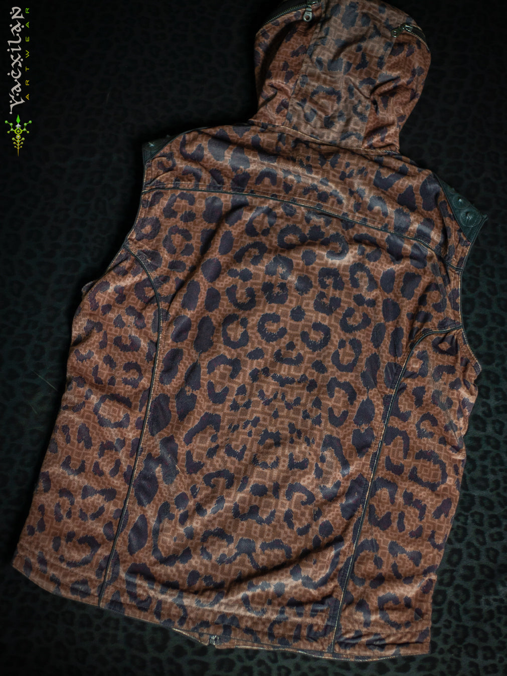 Sleeveless Jacket Men / Velvet Fawn - LEOPARDUS