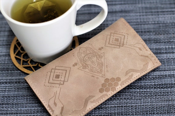 Tobacco Pouch With Engraved Kali | Beige Leather Smoking Accessory