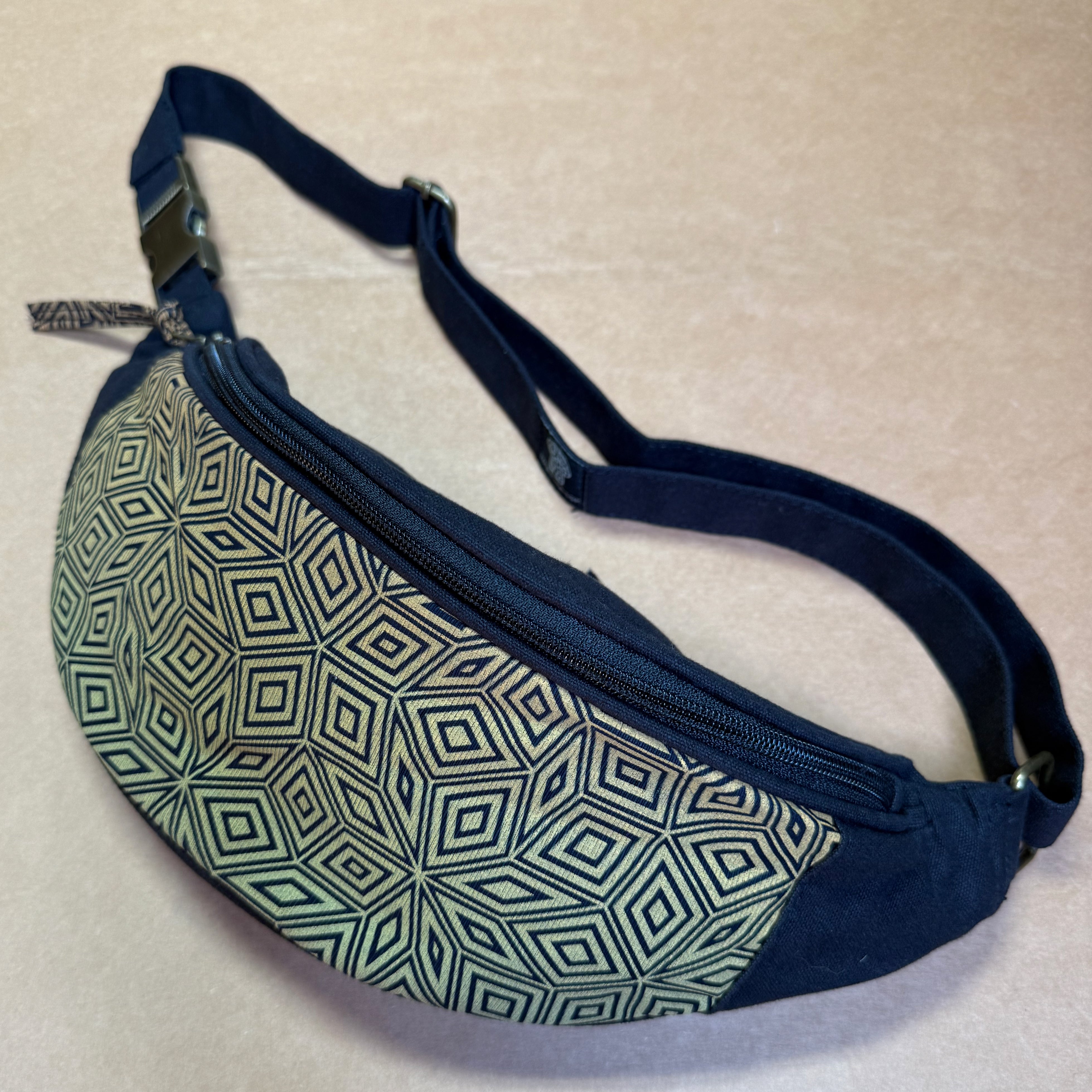 Penrose Cubes Gradient Fanny Pack _ Black - Image 3