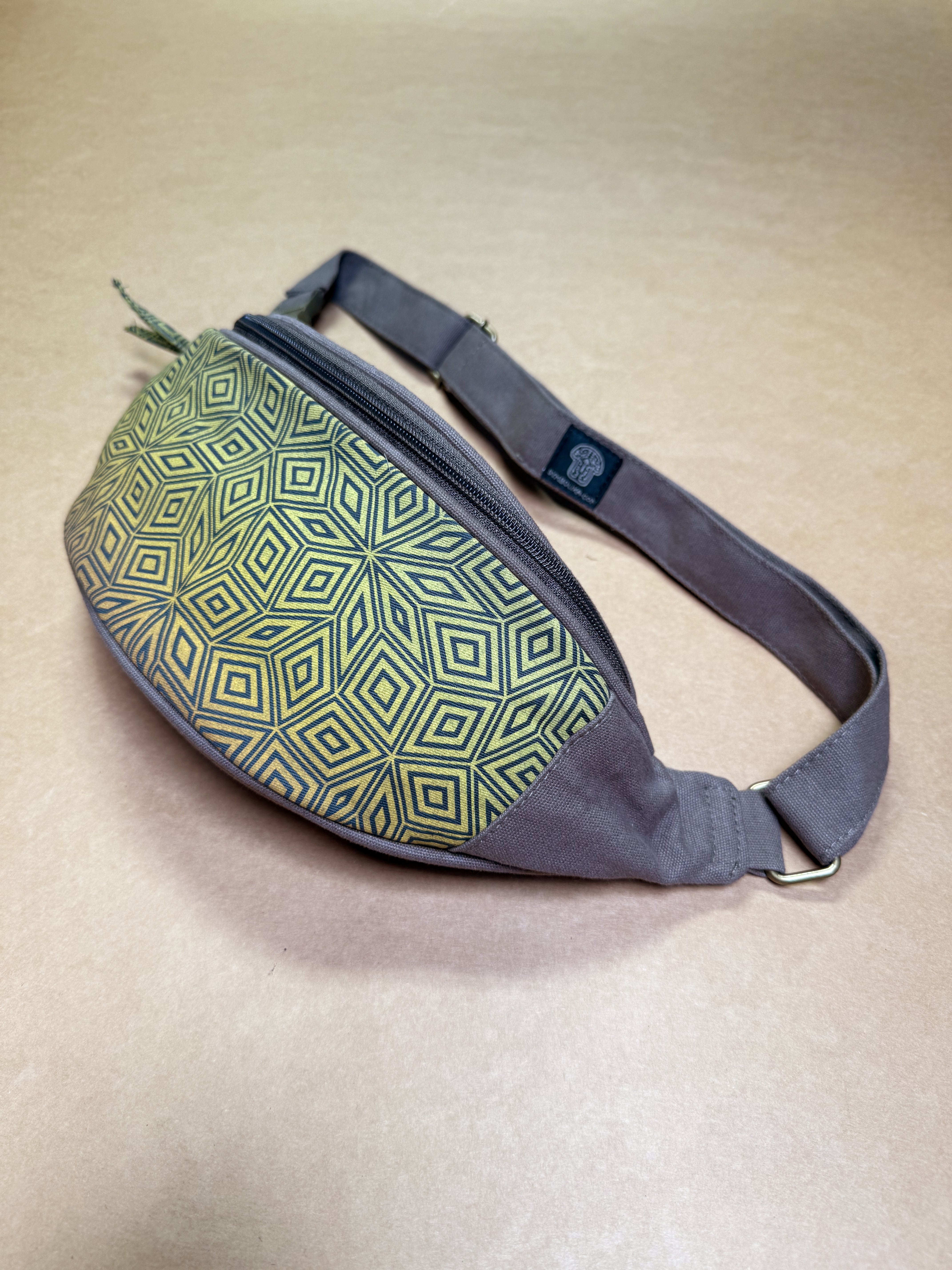 Penrose Cubes Gradient - Fanny Pack - Moka - Image 3